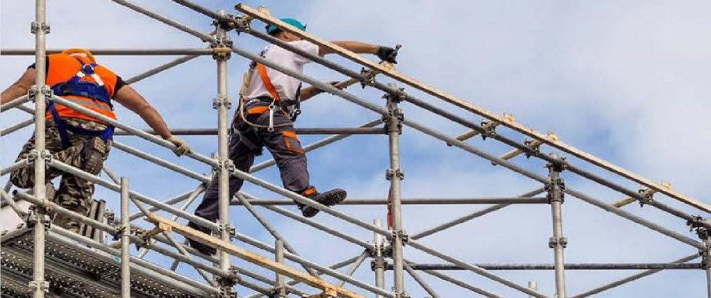 Trabajadores sobre andamio