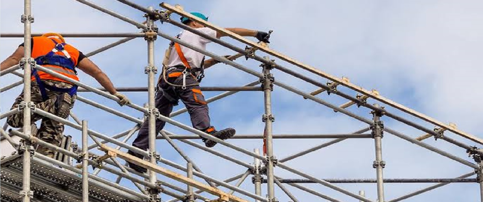 Trabajadores sobre andamio